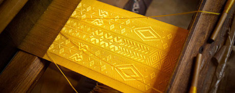 世界最珍贵的布料黄金蜘蛛丝,120万条丝才能织一匹布